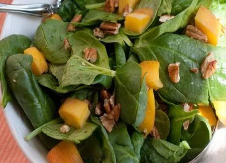 Salade à la mangue et aux pousses d'épinards