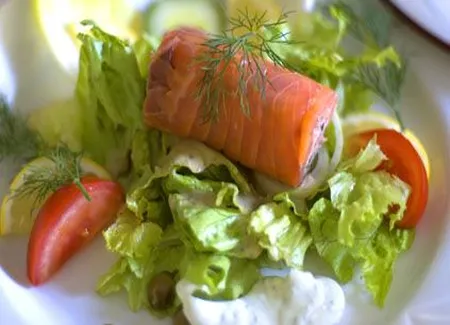 Salade au saumon et au yaourt citronné