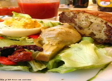 Salade aux antipasti et aux oeufs mimosa
