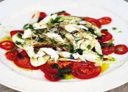 Salade aux tomates, fenouil et flocons de poisson grillé
