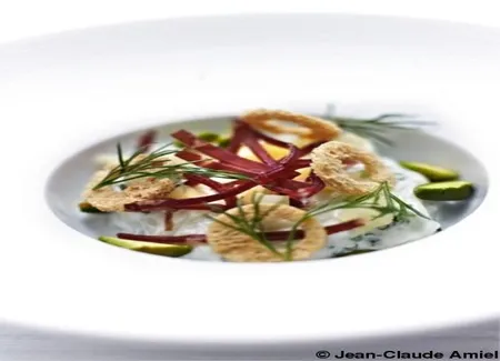 Salade aux trois fromages, viande des grisons, croquant de pistache et basilic