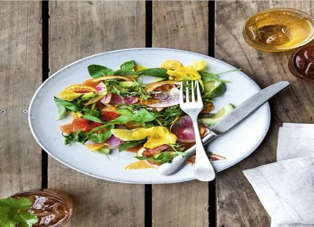 Salade avocat, agrumes et fleurs