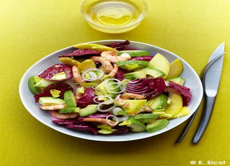 Salade avocat-mangue, trévise et crevettes