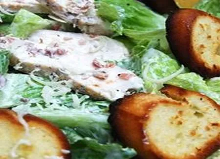 Salade césar au poulet grillé, croûtons ail et citron