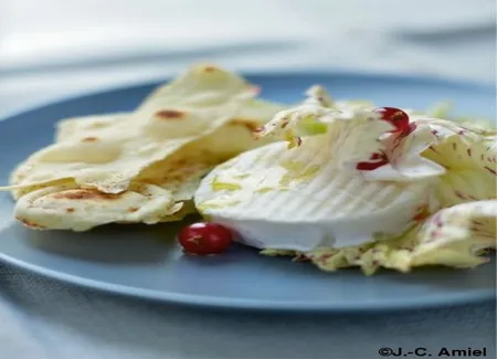 Salade chèvre, groseilles et pains croustillants pimentés
