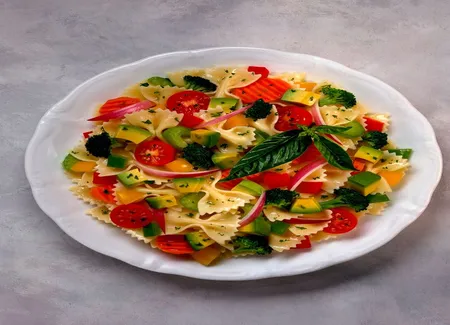 Salade croquante aux tomates, courgettes et basilic