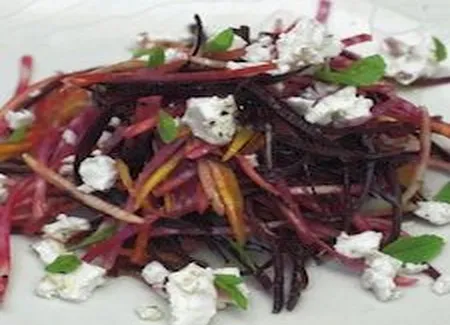 Salade croquante de betterave crue avec feta et poires