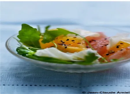 Salade d'agrumes au sirop épicé, tête de moine au paprika et poivre de sichuan