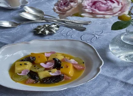 Salade d'agrumes et de fruits exotiques à la rose