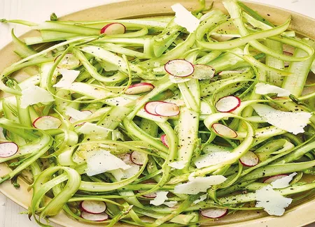Salade d'asperges crues au parmesan