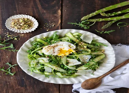 Salade d'asperges, oeuf poché, petits pois, roquette, dukkah aux pistaches