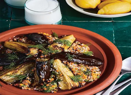 Salade d'aubergine rôtie et boulgour, sauce au yaourt