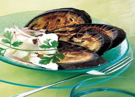Salade d'aubergines au fromage de brebis et oignon rouge