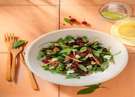 Salade d'aubergines fumées au café, feta et groseilles