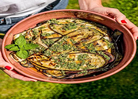Salade d'aubergines grillées aux herbes