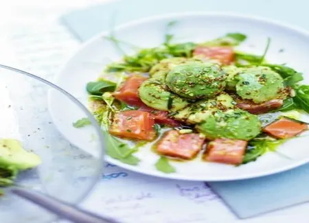 Salade d'avocat au saumon