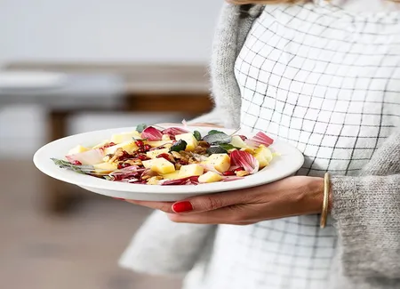 Salade d'endives au comté, à la grenade et aux noix, vinaigrette au miel