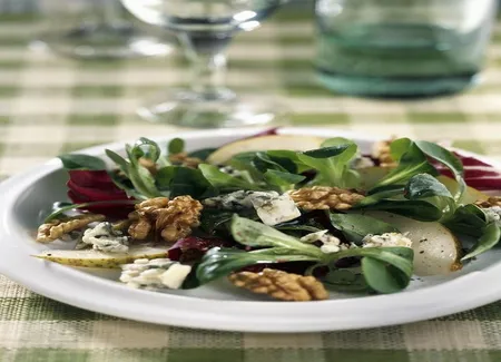 Salade d'endives au roquefort et aux noix