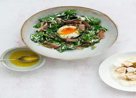 Salade d'épinards au petit-suisse, graines de courge et oeufs mollets