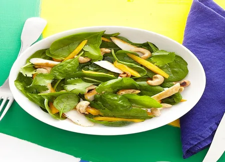 Salade d'épinards au poulet et à la mangue