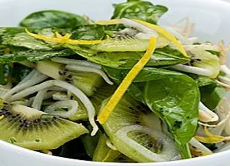 Salade dépinards aux kiwis