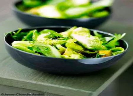 Salade d'herbes à l'avocat