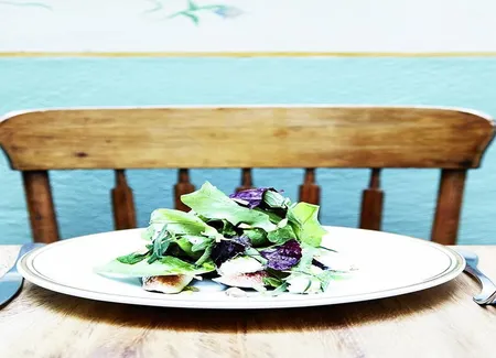 Salade d'herbes, ricotta, orange sanguine et figues