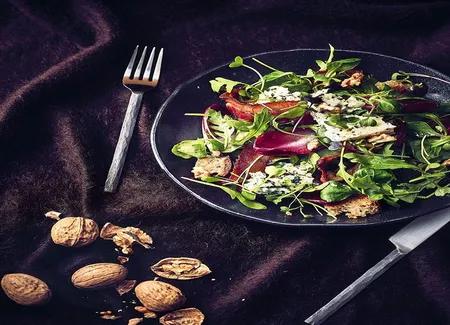 Salade d'hiver aux croûtons, noix et bacon