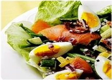 Salade d'oeufs au saumon fumé et bacon
