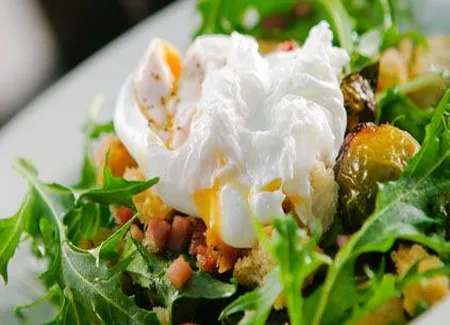 Salade d'oeufs pochés au foie gras