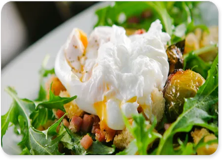 Salade d'oeufs pochés aux copeaux de foie gras