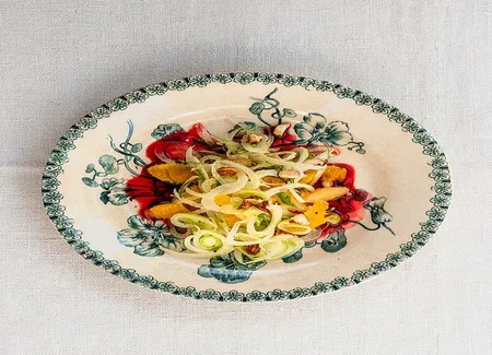 Salade d'orange, fenouil, noisettes et jus de betterave