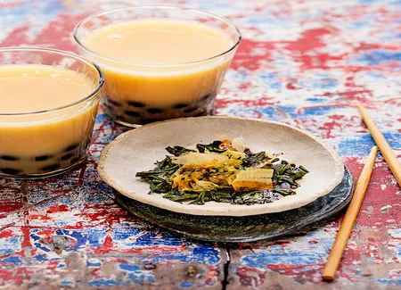 Salade de shincha à la bonite et oeufs de truite, bubble tea thé vert et poire