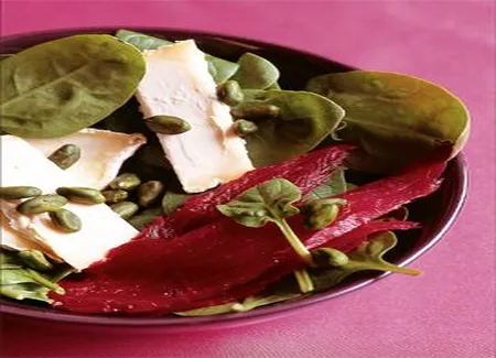 Salade de betterave crapaudine, chaource, pousses d'épinards et pistaches