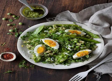 Salade de boulgour, pois, oeuf et pesto d'ail des ours