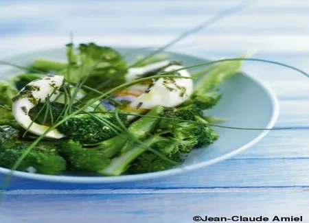 Salade de brocolis, huile d'estragon, oeufs mollets