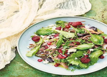 Salade de canard aux framboises, jeunes pousses et feta