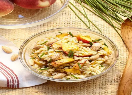 Salade de céréales, pêches et amandes