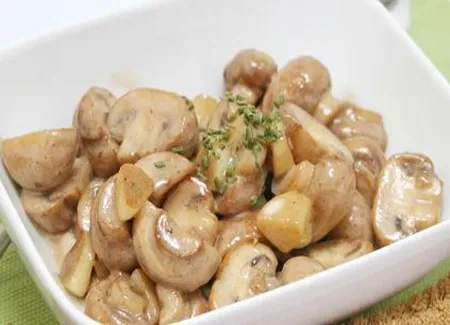 Salade de champignons de paris à la crème