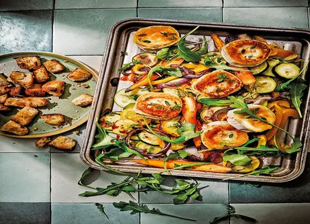 Salade de chèvre chaud aux légumes rôtis et croûtons