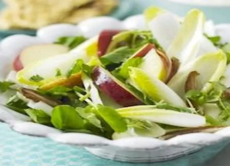 Salade de chicorée, pommes et dattes
