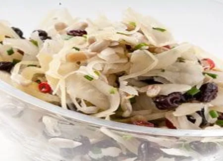 Salade de choucroute aux raisins et tournesol
