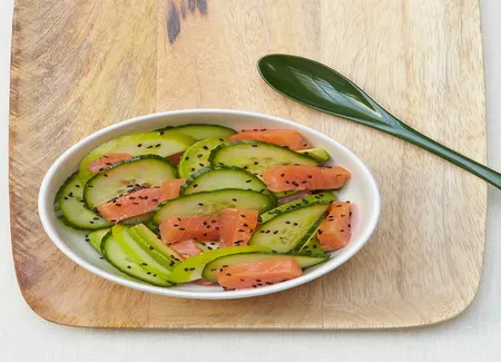 Salade de concombre, saumon et avocat
