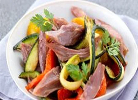 Salade de confit de canard aux légumes grillés
