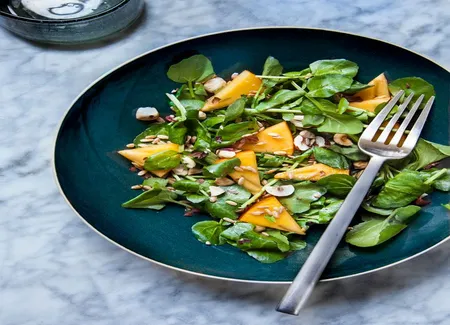 Salade de cresson, kaki et riz soufflé