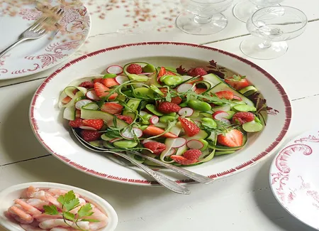 Salade de crudités, fraises et framboises