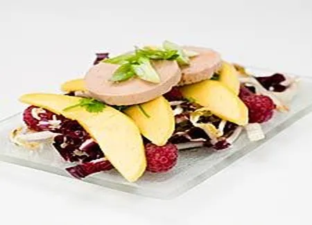 Salade de foie gras au torchon, mangue et framboises