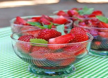 Salade de fraises au sirop de gingembre, citronnelle et curaçao