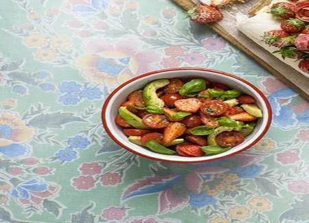 Salade de fraises, tomates-cerises, avocat et basilic