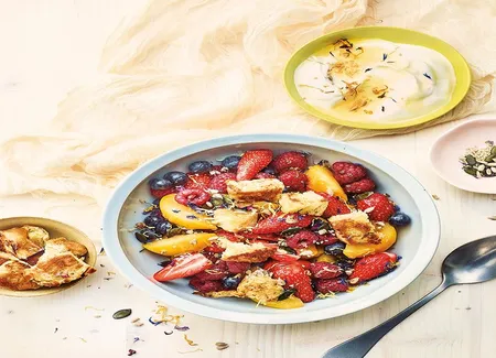 Salade de fruits aux graines, croûtons de brioche et yaourt grec au miel